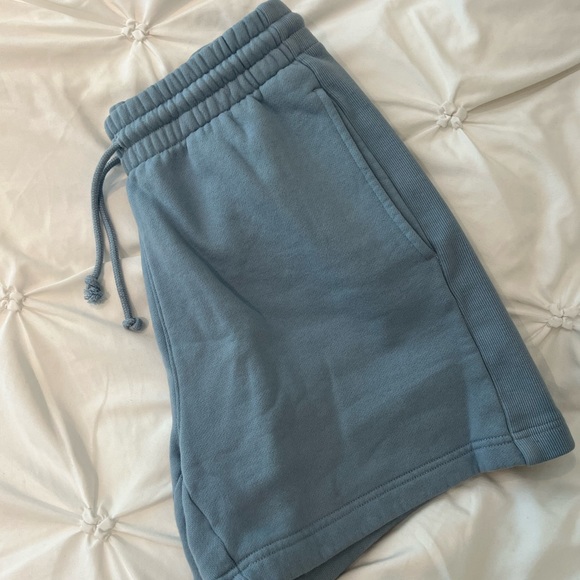 Aritzia cozy fleece boyfriend 5” sweatshort - Picture 3 of 3